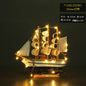 Mini Veleiro Decorativo em Madeira – Barco Estilo Mediterrâneo com LED (16–20cm)