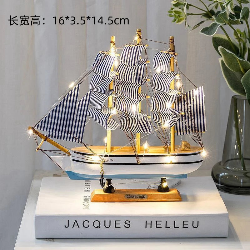 Mini Veleiro Decorativo em Madeira – Barco Estilo Mediterrâneo com LED (16–20cm)