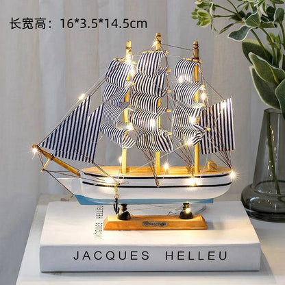 Mini Veleiro Decorativo em Madeira – Barco Estilo Mediterrâneo com LED (16–20cm)
