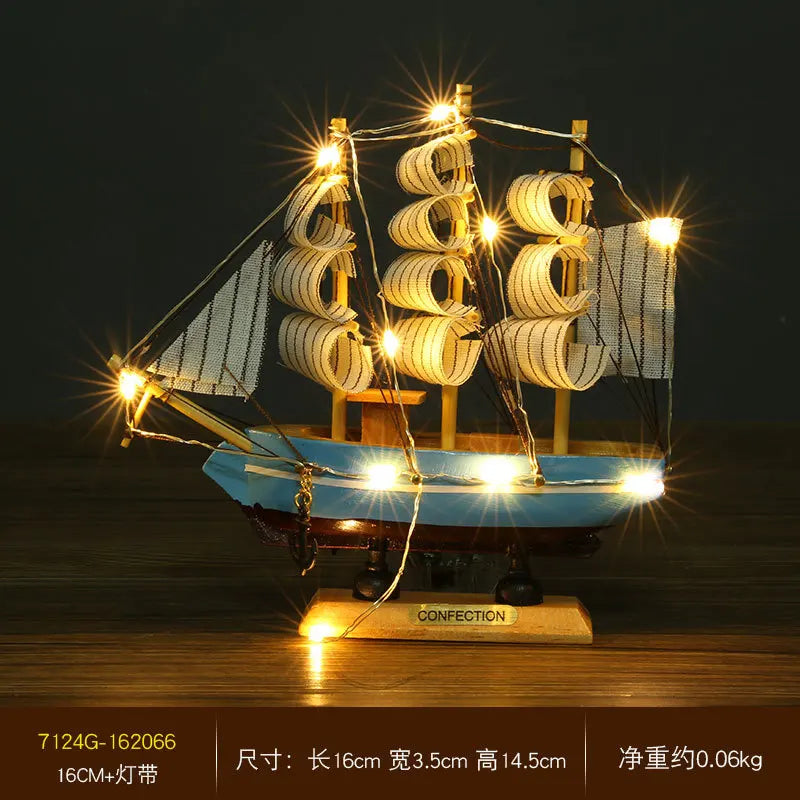 Mini Veleiro Decorativo em Madeira – Barco Estilo Mediterrâneo com LED (16–20cm)