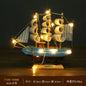 Mini Veleiro Decorativo em Madeira – Barco Estilo Mediterrâneo com LED (16–20cm)